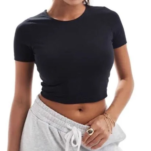 ASOS DESIGN - Short Sleeve Fitted Crop Top | M - Picture 1 of 3